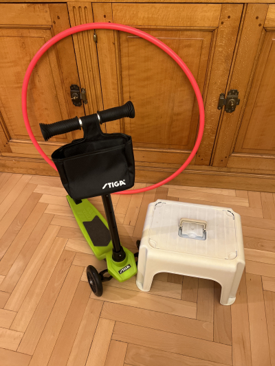 Koloběžka, stolička a sportovní kruh