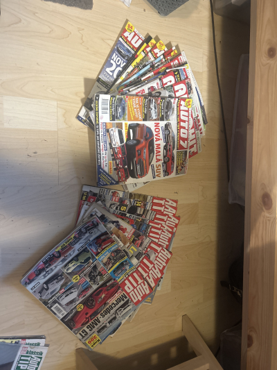 Daruji za odvoz starší časopisy o autech