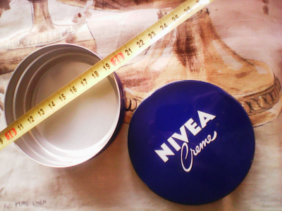 5 čistých plechovek od  Nivea krému,