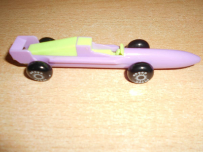 Propisovačka ve tvaru závodního auta.