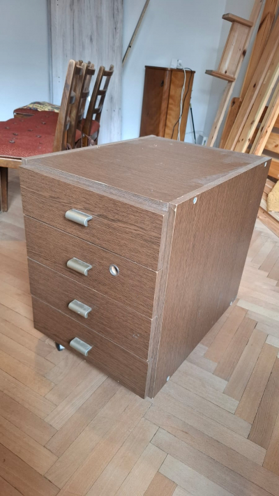 Kancelářsná skříňka na kalečkách, šuplíky