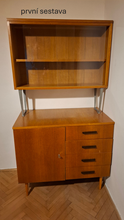 Sada retronábytku. Celkem tři sestavy.