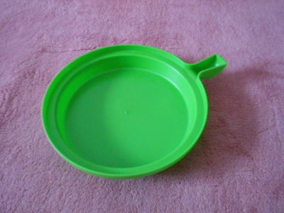 Zelený tácek/miska třeba pod květináč.