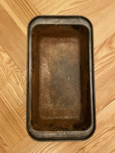 Kovová nádoba, původně forma na chléb