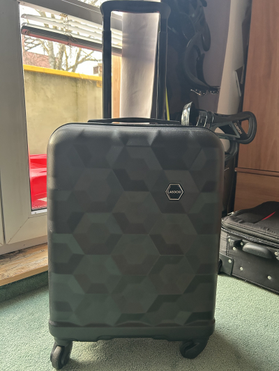 Kufr skořepinový na kolečkách