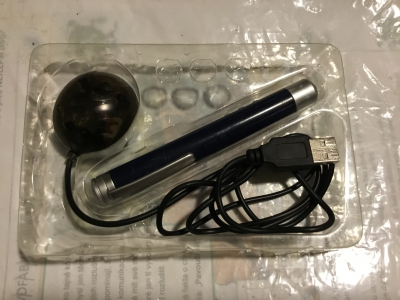 Laserove ukazovatko a asi i baterka