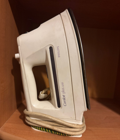 Starší funkční žehlička Philips