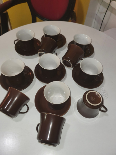 Hrníčky s talířky.