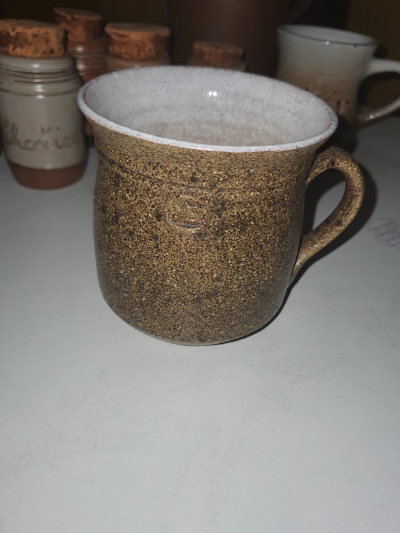 Velký keramický hrníček na čaj.