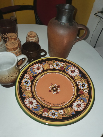 Velký keramicky talíř.