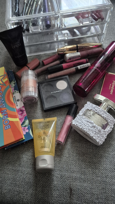 Makeup, drobná kosmetika, šuplíky na makeup