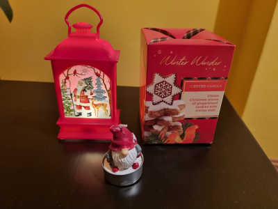 Vánoční svíčky a dekorace