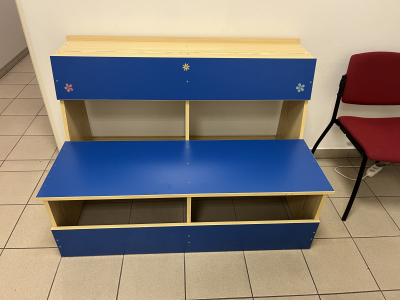 Lavici s odpěradlem