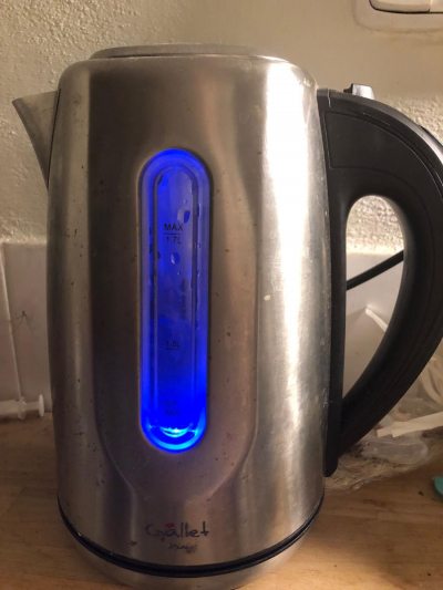 Funkční varná konvice.