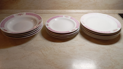 nekompletní sada talířů