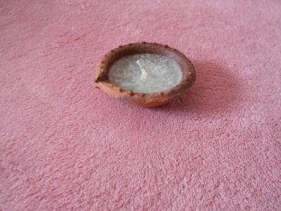 Malá svíčka v keramice.