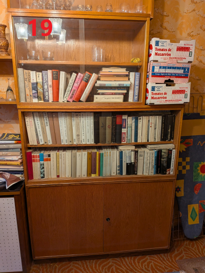 Skříňky s vitrínou