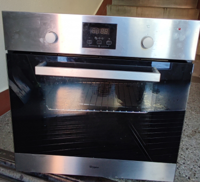 Plně funkční vestavnou troubu Whirlpool