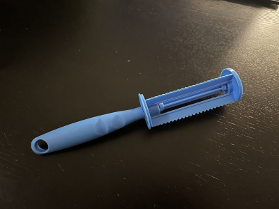 Váleček na čištění oblečení