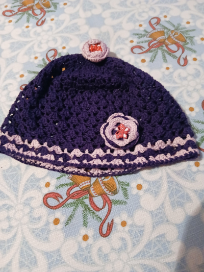 čepička fialová s motýlky