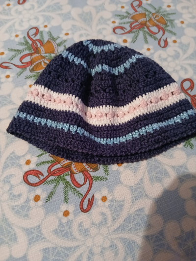 čepička modrá s proužky kolem 2-3