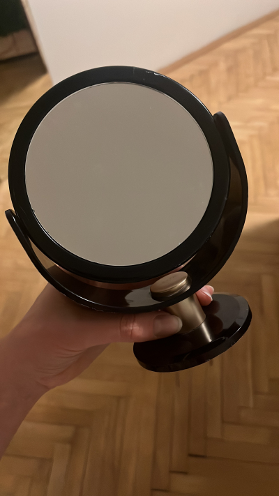 Zrcátko z jedné strany zvětšovací