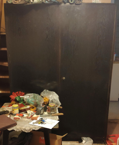 černá šatní skříň