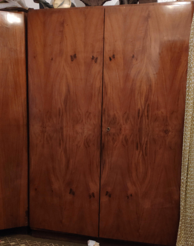 skříň prádelní a šatní dvoudvéřové, leštěný ořech,pěkný stav