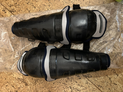 Hokejove holene poskozene