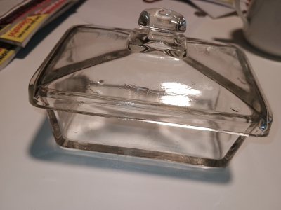 Skleněná maselnicka