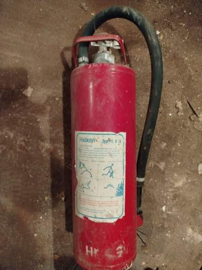 2x hasicí přístroj