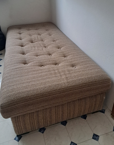 Válenda s úložným prostorem