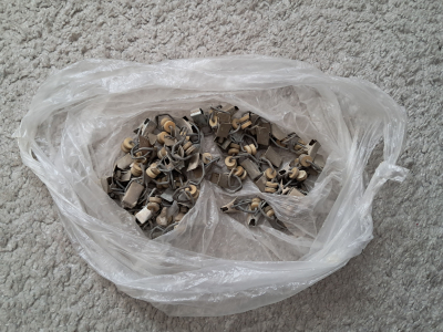 háčky/žabky na záclony nebo závěsy