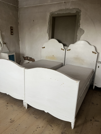 Dvě postele + dva noční stolky