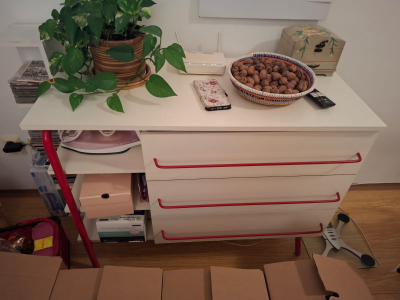 Komoda bílo-červená