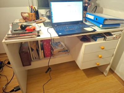 Psací stůl se zásuvkami