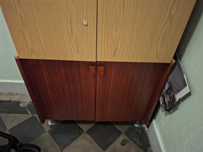 Skříň s nožičkami