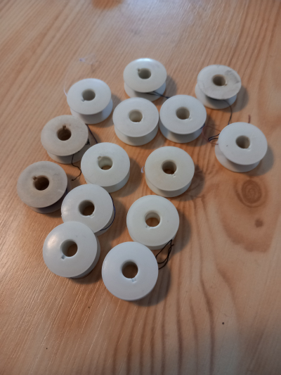 Špulky do spícího stroje plast