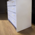 Malá bila šupliková komoda