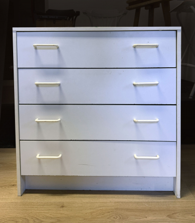 Malá bila šupliková komoda