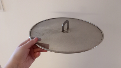 síťka na pánev proti prskajícímu oleji