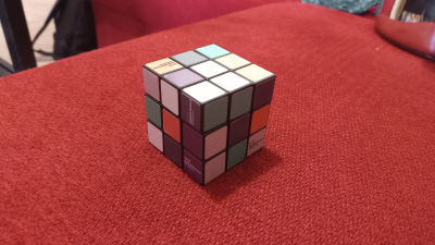 rubikova kostka s logem