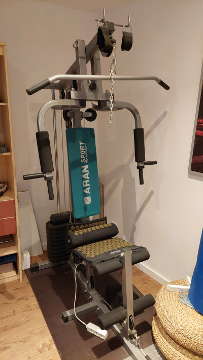 Málo používaný posilovací stroj