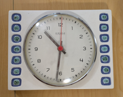 Porcelánové nástěnné hodiny Kienzle