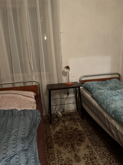 Kovové postele, stolek, koberec