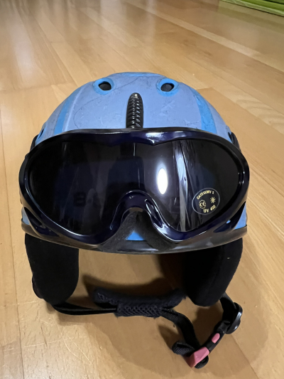 Lyžařská helma s brýlemi