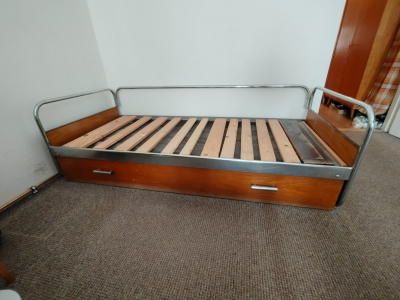 Postel s úložným prostorem a matrace