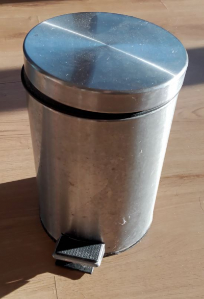 Odpadkový koš cca 25 cm vysoký