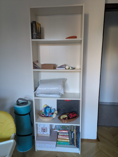 Bílá knihovna IKEA