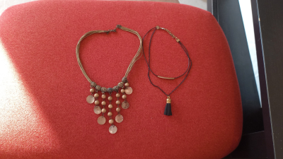 dva přívěsky na krk